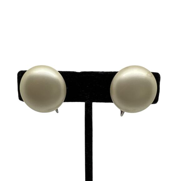 Vintage MARVELLA Pearl Clip-On Earrings Round Dome Off-White Silver Tone Classic - Picture 1 of 16